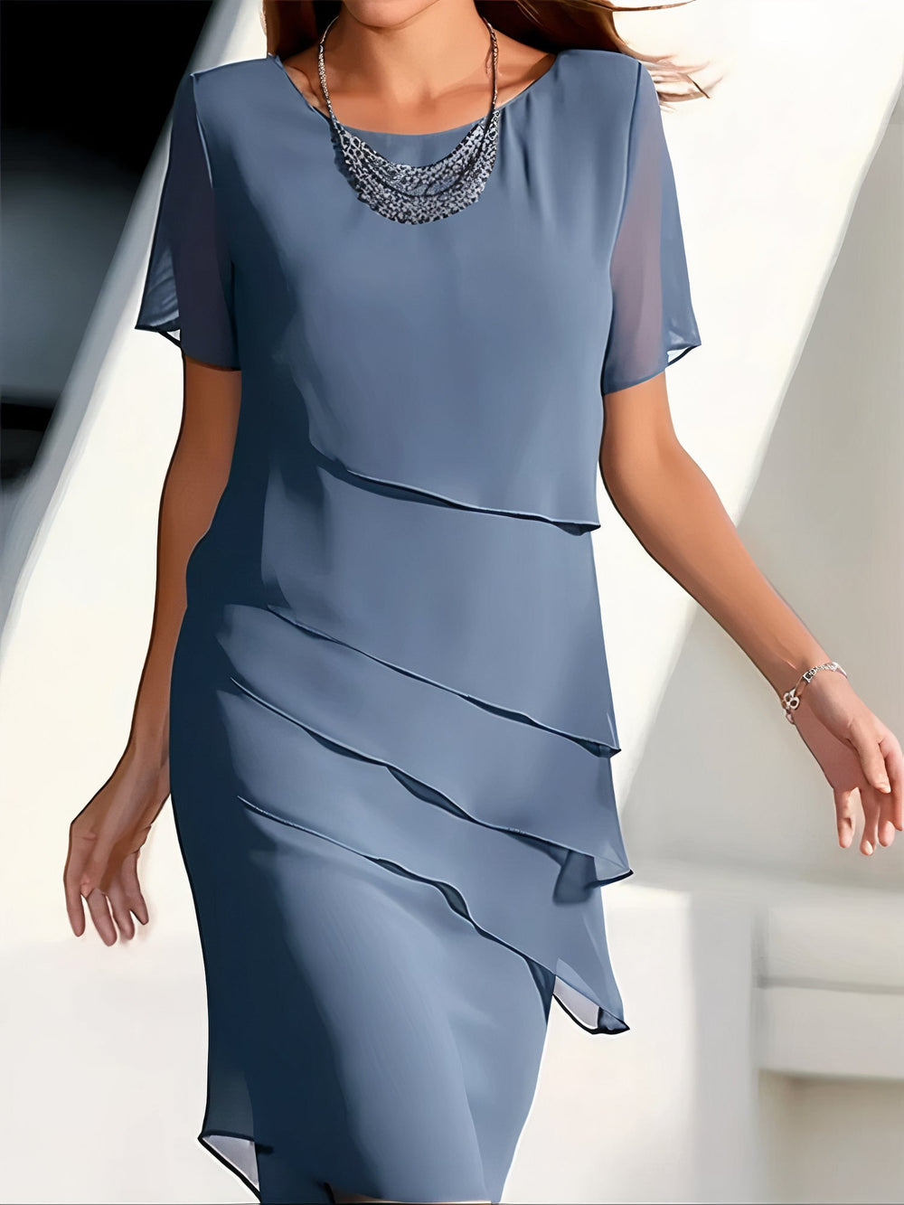 Elegant lagdelt chiffonkjole set forfra med bløde, flydende lag, ideel til hverdag og festlige anledninger.