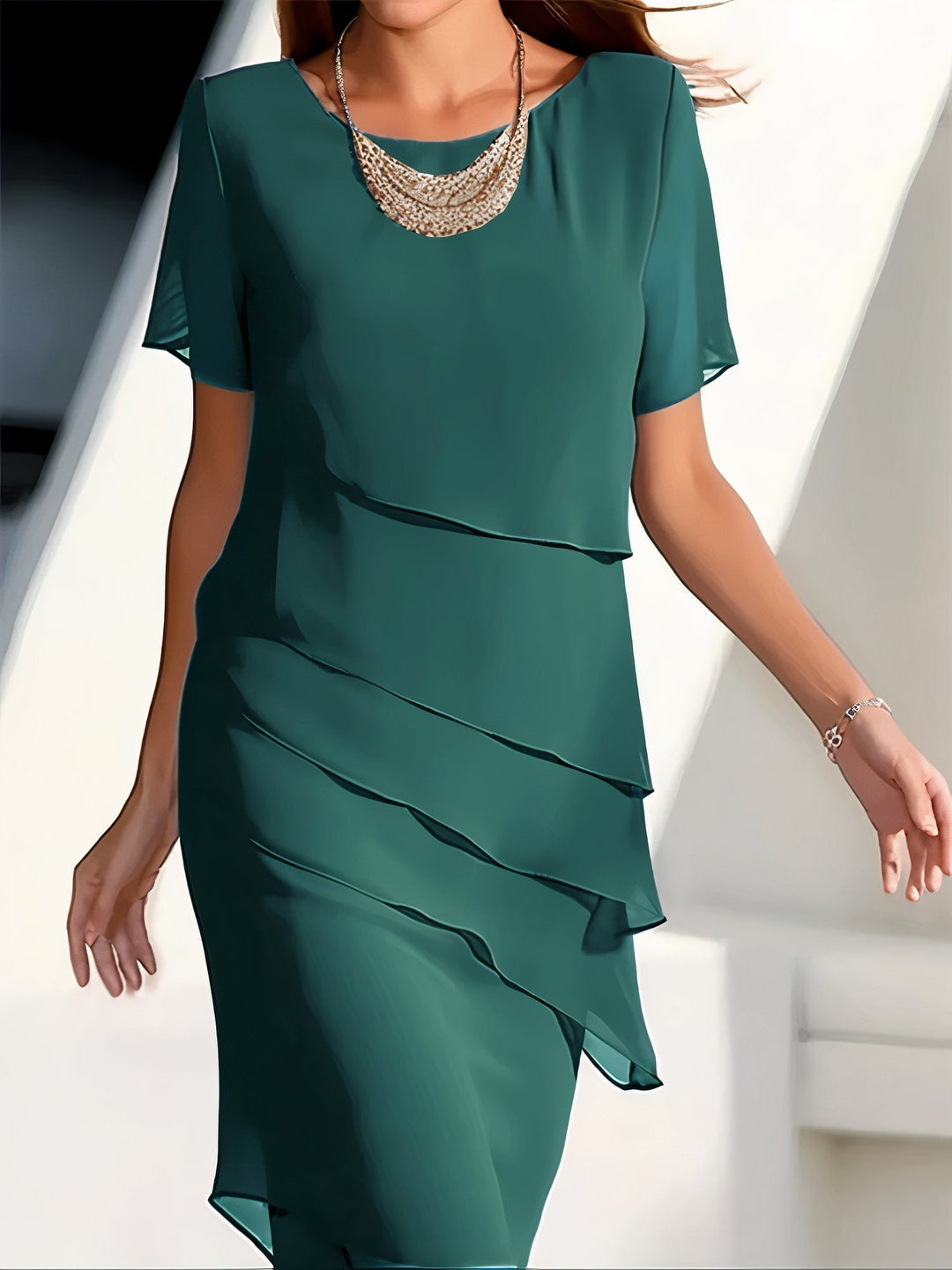 Elegant lagdelt chiffonkjole set forfra med bløde, flydende lag, ideel til hverdag og festlige anledninger.