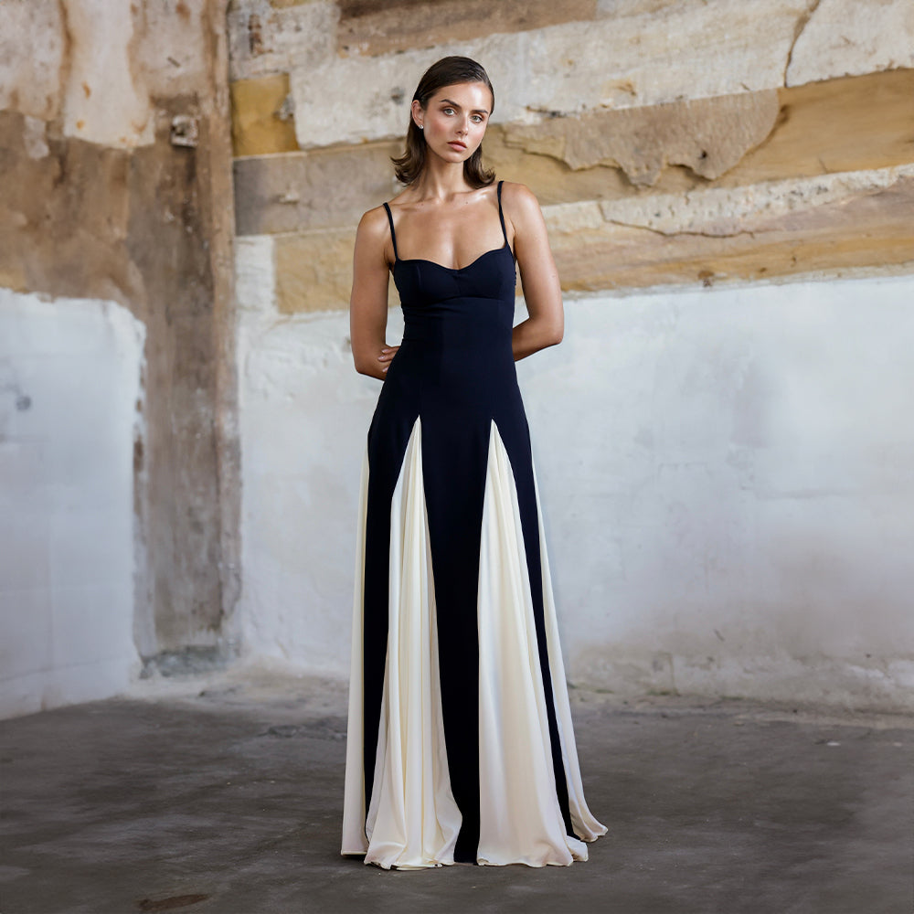 Lang aftenkjole for kvinder med elegante kontrastpaneler, skabt til et sofistikeret look.