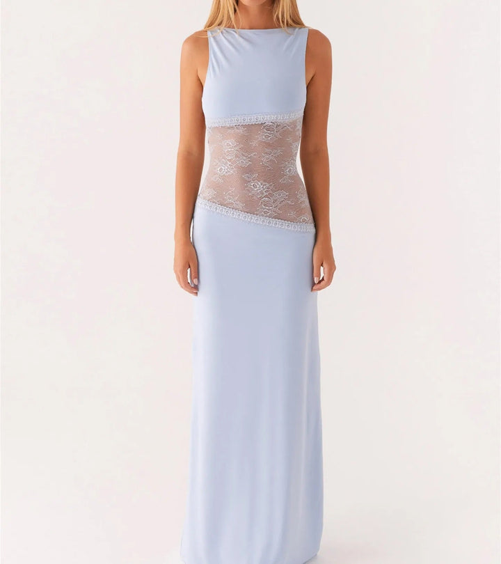 Smuk, lang, elegant blondekjole til kvinder. Perfekt som aftenkjole eller formel lejlighed.