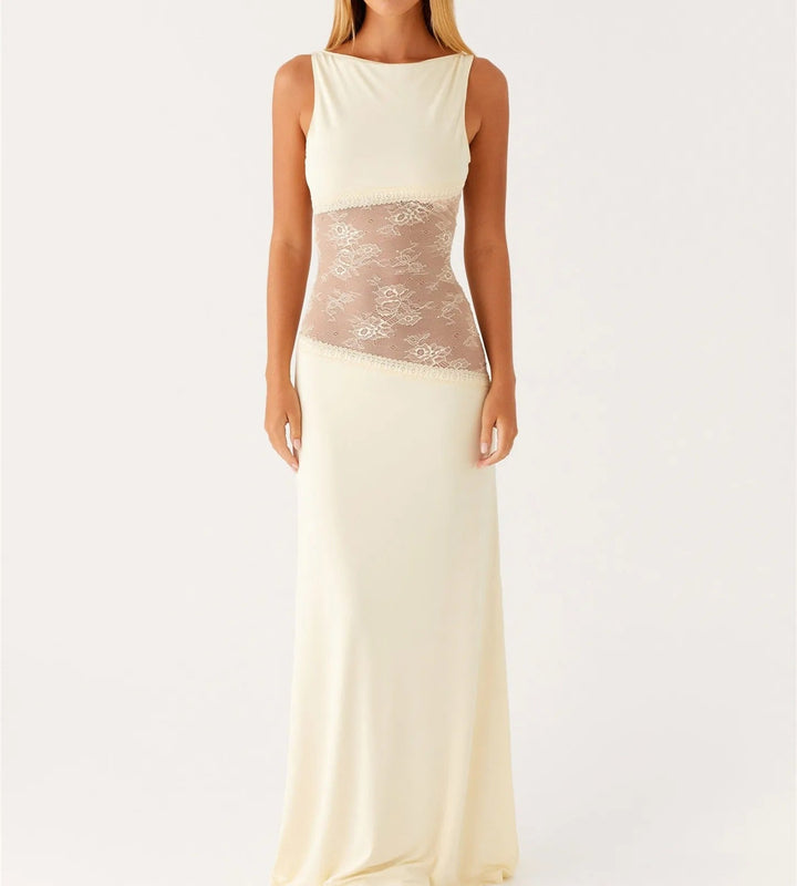 Lang, figursyet blondekjole med elegant design, der fremhæver silhuetten. Til fest og galla.