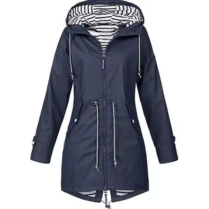 Elegant lang dame regnfrakke i blå, justerbar talje og hætte, vandtæt design. Perfekt til både hverdag og rejser.
