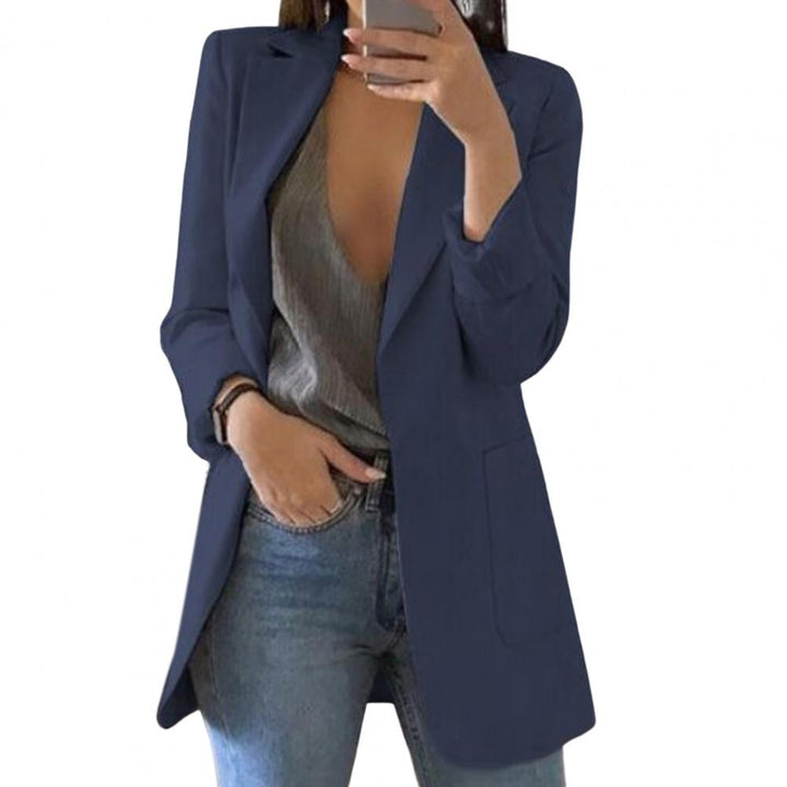 Trendy lang kvindeblazer; et mode-statement. Alsidig åben blazer, ideel til elegant og casual styling.
