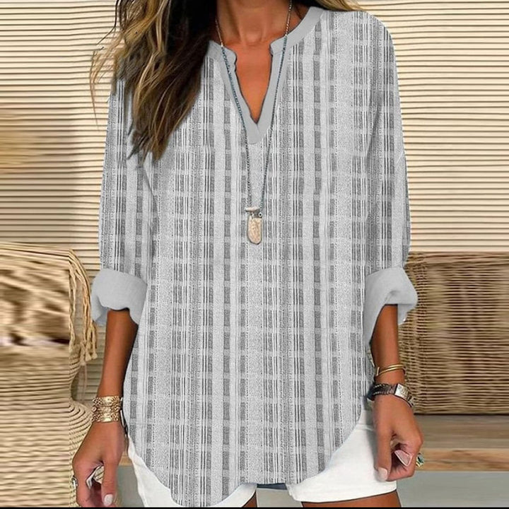 Elegant langærmet T-shirt med unik Stilla-hals, åndbart stof, ideel til stilbevidst moderne brug