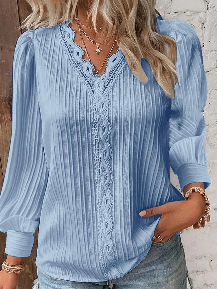 "Elegant lanterne bluse med romantiske blonder og lanterneærmer i moderne stil, perfekt til enhver anledning."