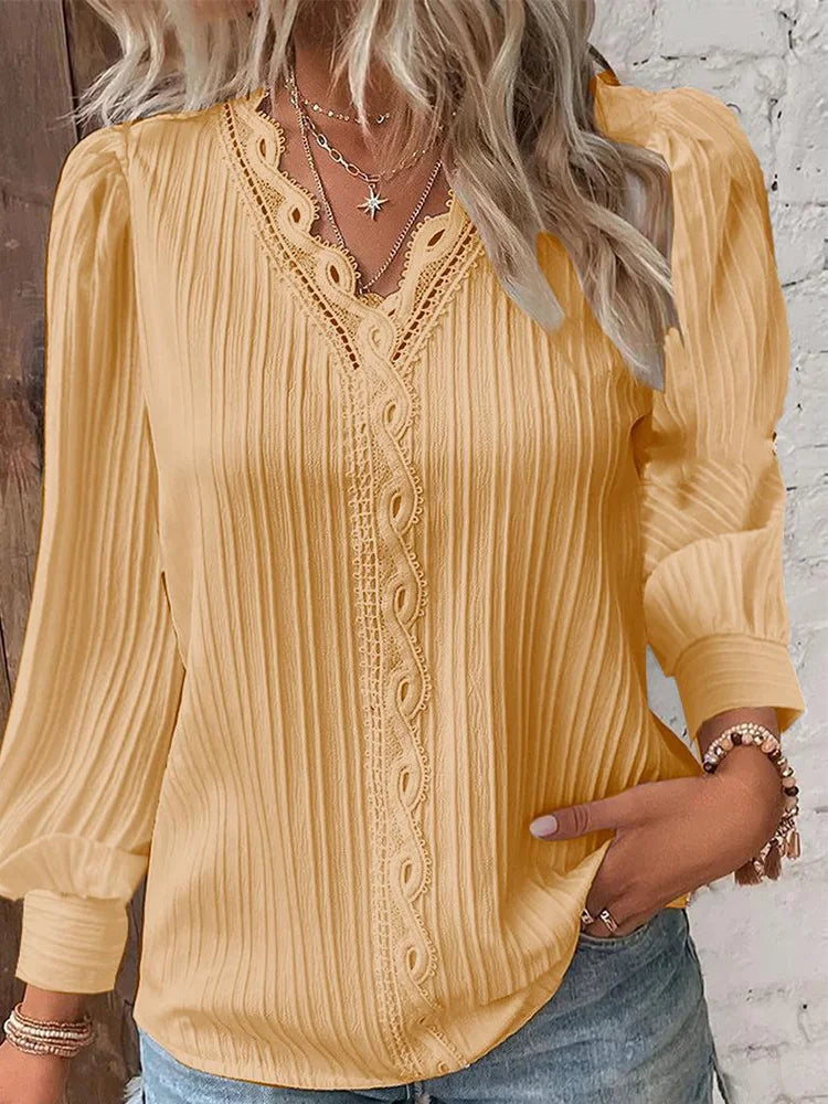 "Elegant lanterne bluse med romantiske blonder og lanterneærmer i moderne stil, perfekt til enhver anledning."