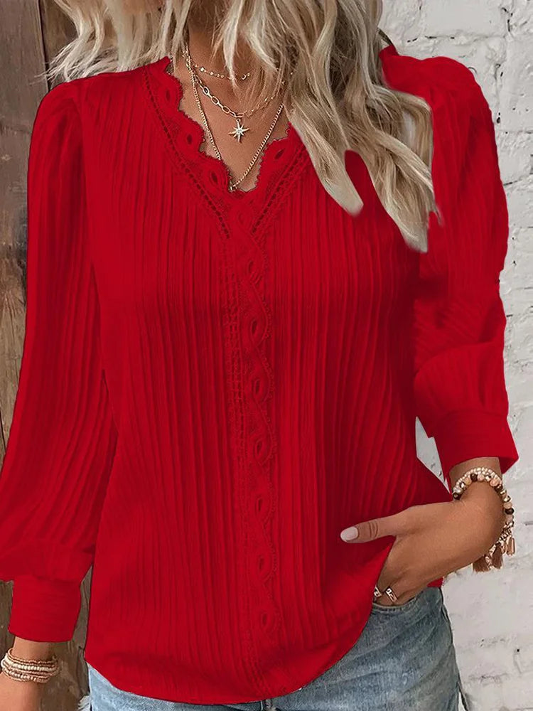 "Elegant lanterne bluse med romantiske blonder og lanterneærmer i moderne stil, perfekt til enhver anledning."