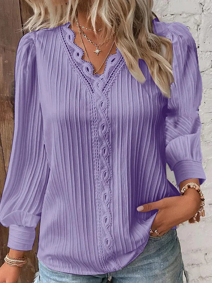 "Elegant lanterne bluse med romantiske blonder og lanterneærmer i moderne stil, perfekt til enhver anledning."