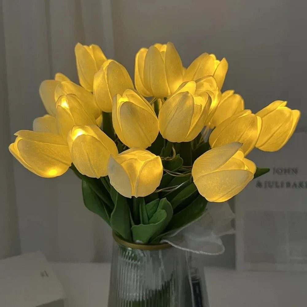 Elegant LED bordlampe med blomsterdesign i hvid og lyserød, perfekt til hygge og boligindretning.