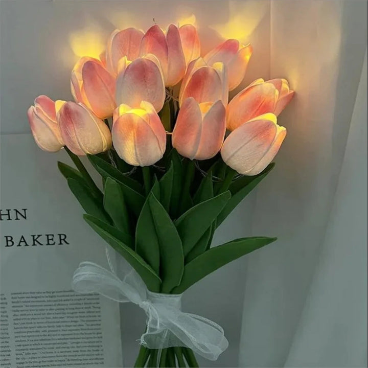 Dekorativ LED blomsterlampe som stemningslys eller natlampe, energieffektiv med unikt blomsterdesign.