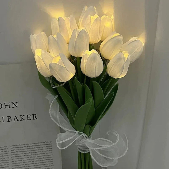 Nærbillede af smuk blomsterdesign bordlampe i gul og hvid LED, ideel til indendørs hygge.