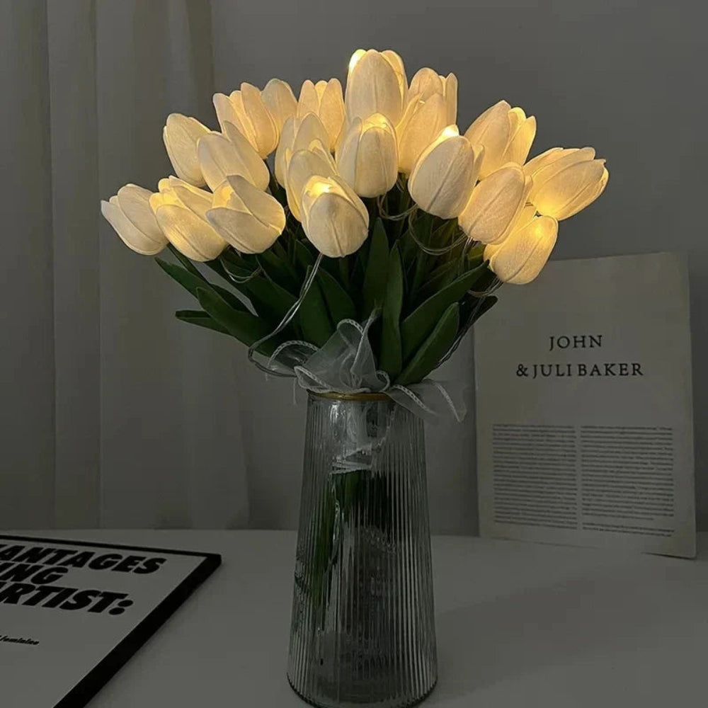 Stilfuld LED bordlampe med blomsterdesign for en hyggelig atmosfære, et dekorativt element i boligen.