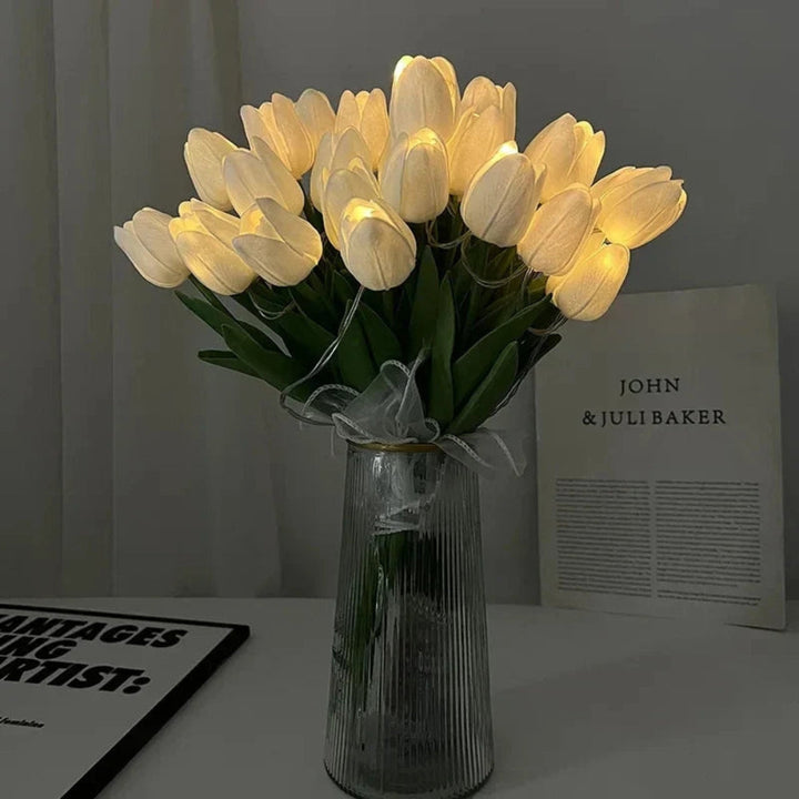 Stilfuld LED bordlampe med blomsterdesign for en hyggelig atmosfære, et dekorativt element i boligen.