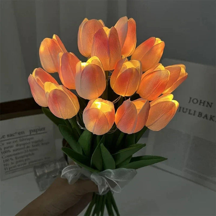 Energieffektiv LED bordlampe med unikt blomsterdesign, skaber stemningslys og hygge i ethvert rum.