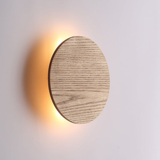 "Elegant Lori væglampe i Ø20, naturligt egetræ med LED lys, rund form, tidløst design, stemningsfuld belysning"