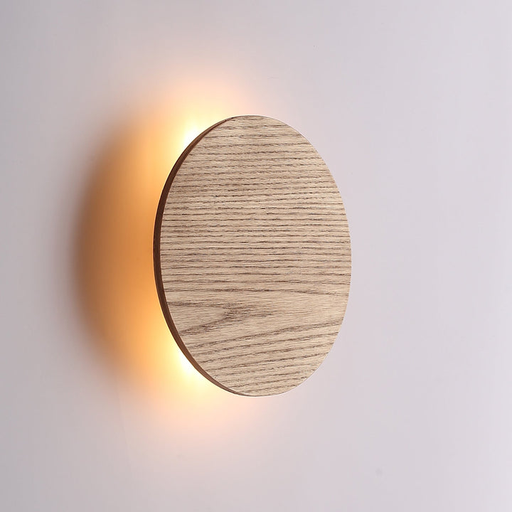 "Elegant Lori væglampe i Ø20, naturligt egetræ med LED lys, rund form, tidløst design, stemningsfuld belysning"