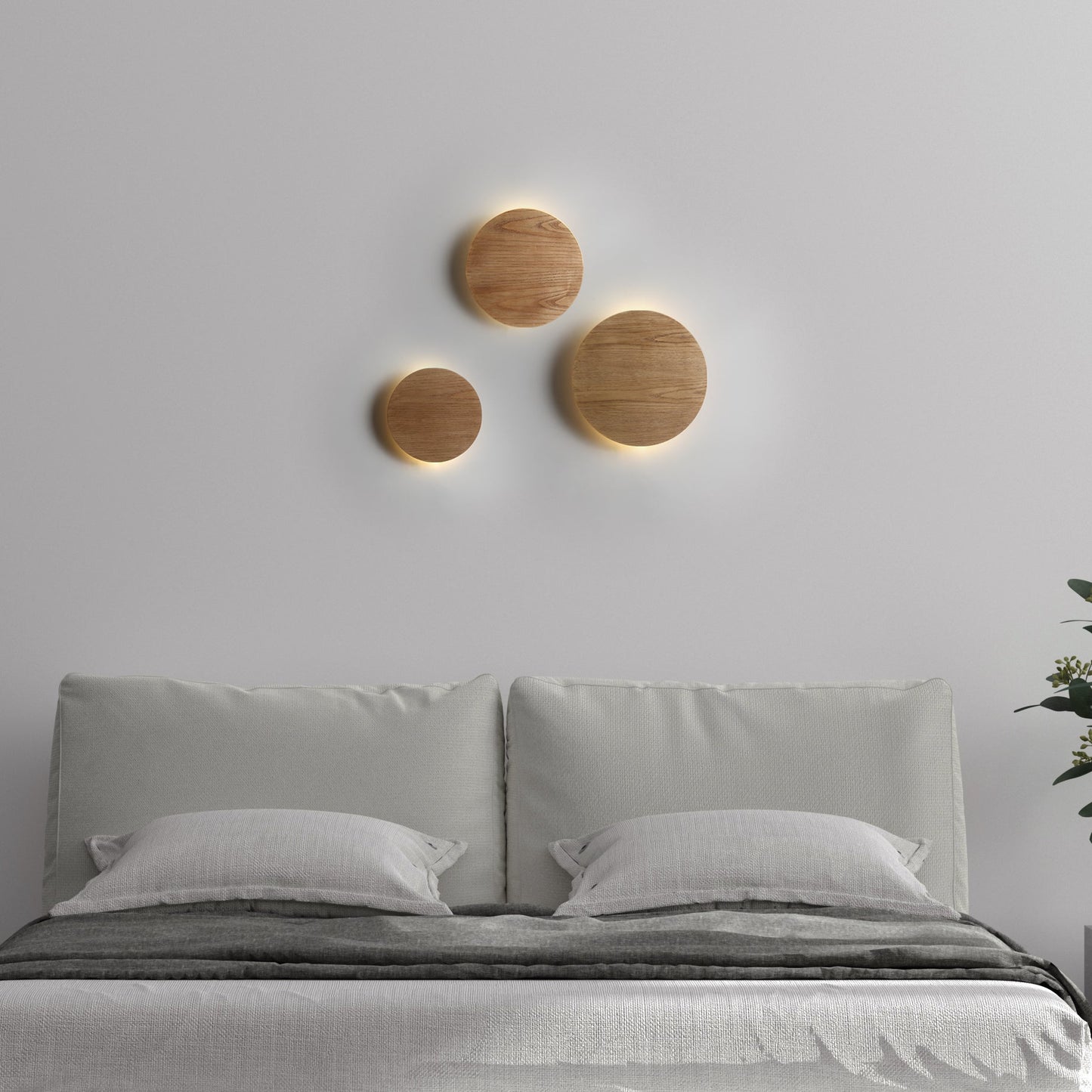 "Elegant Lori væglampe i Ø20, naturligt egetræ med LED lys, rund form, tidløst design, stemningsfuld belysning"