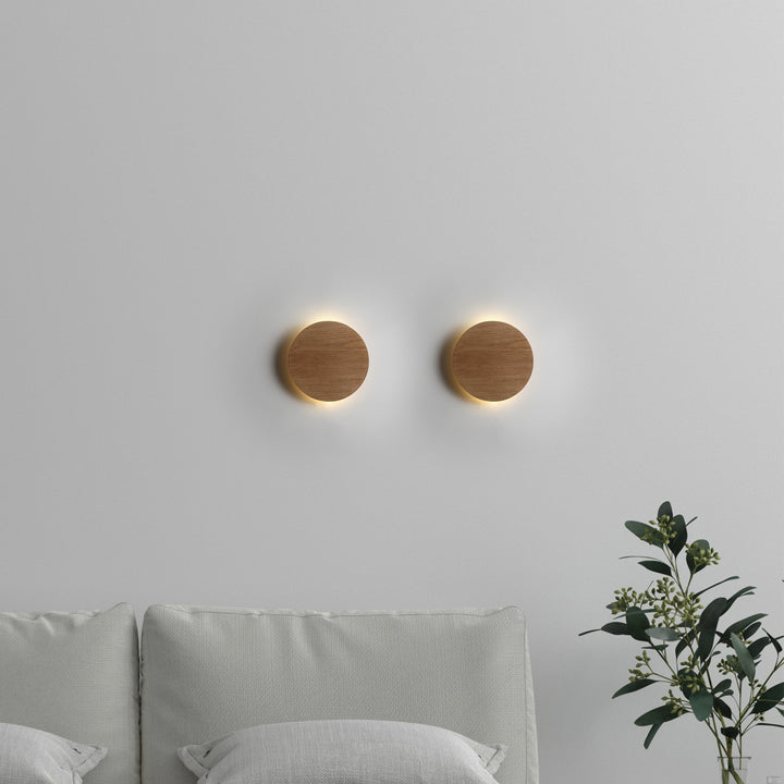 "Elegant Lori væglampe i Ø20, naturligt egetræ med LED lys, rund form, tidløst design, stemningsfuld belysning"