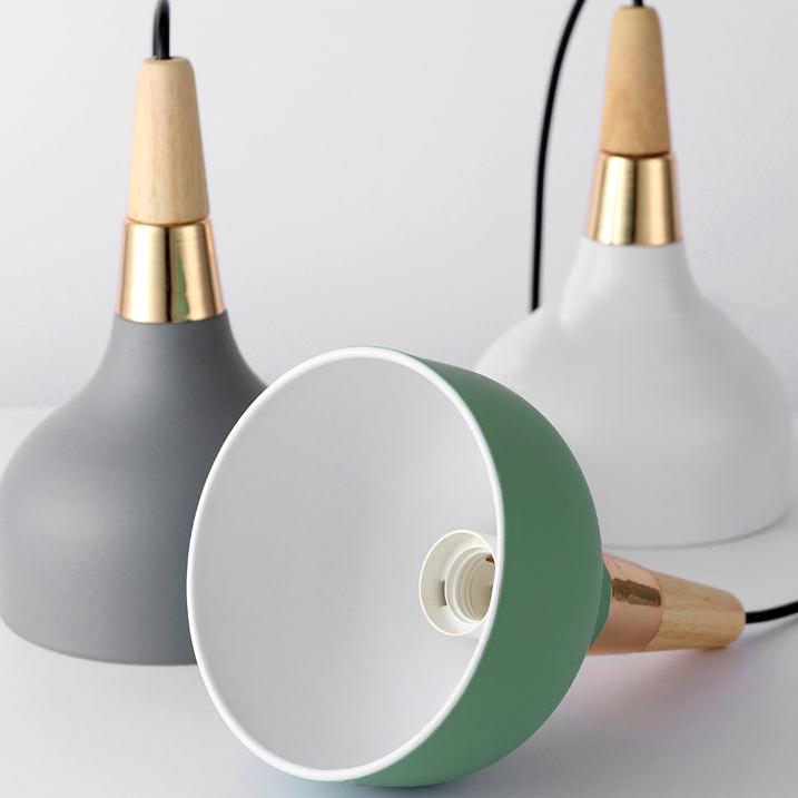 "Elegant macaron disc pendellampe i hvide og pastelfarver, moderne design, ideel til stuer og caféer. Stilfuldt jern og træ."