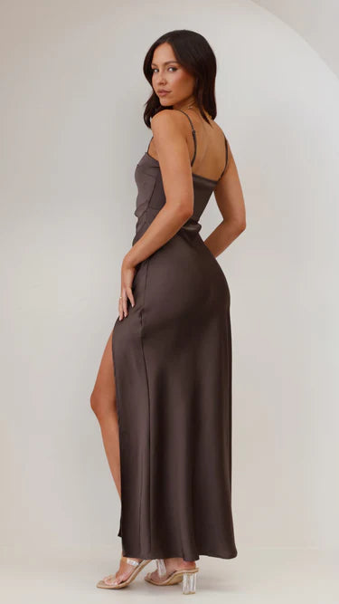 Lys beige maxikjole, en elegant sommerkjole til kvinder med let og åndbart stof for ultimativ komfort.