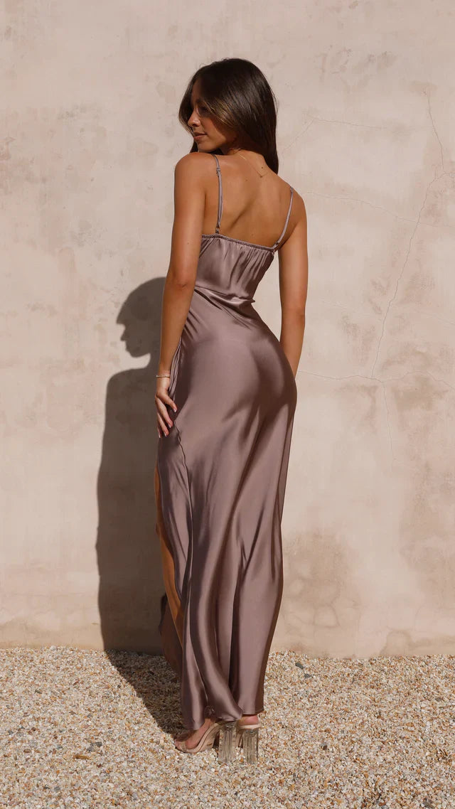 Elegant sort maxikjole, perfekt som festkjole til sommeraftener. Lang, stilfuld og komfortabel damekjole.