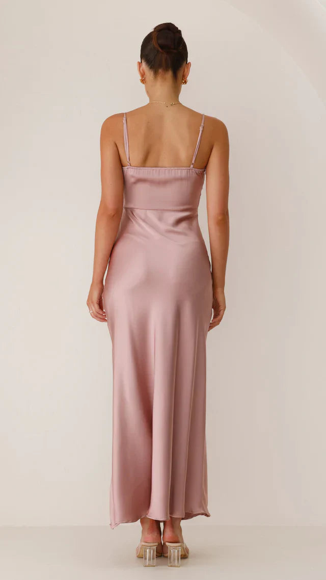 Beige dame maxikjole, åndbar og let. En komfortabel og elegant sommerkjole til solrige dage.
