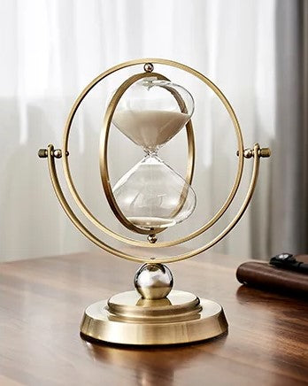 Smukt minimalistisk timeglas i elegant design, ideelt til bolig- og kontordekoration.