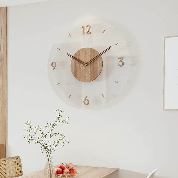 Moderne minimalistisk vægur i træ til boligindretning. Elegant og funktionelt skandinavisk design.