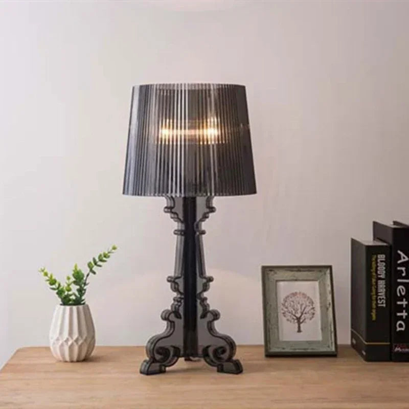 "Elegant moderne bordlampe med stilfuldt design, klar linjer og blød lysstyrke; ideel til luksuriøs indretning."