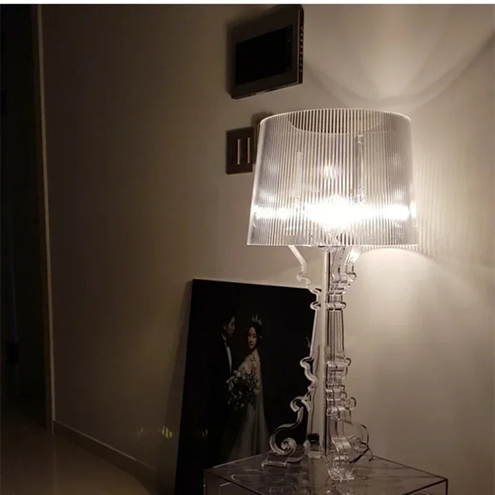 "Elegant moderne bordlampe med stilfuldt design, klar linjer og blød lysstyrke; ideel til luksuriøs indretning."