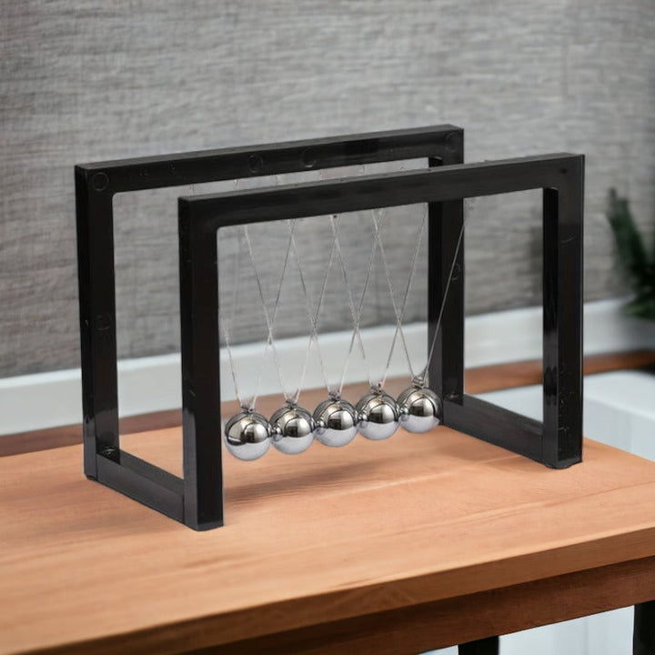 Elegant Newton pendul til skrivebord, viser fysik i bevægelse. Perfekt kontorindretning & videnskabslegetøj.