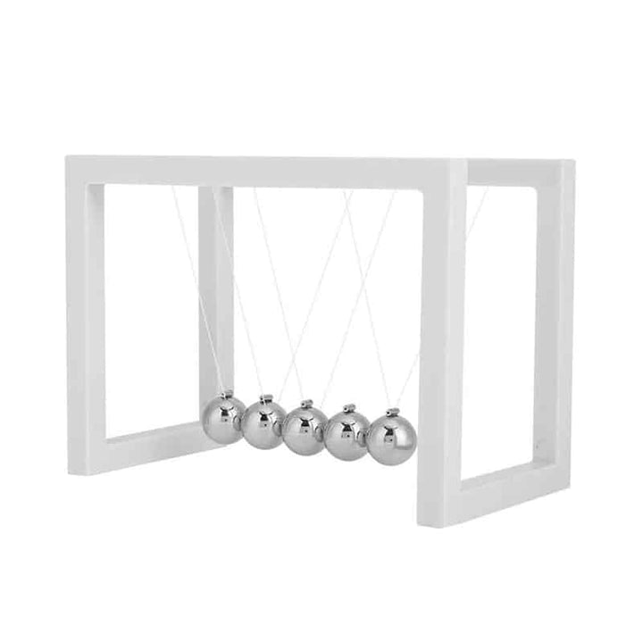 Klassisk Newton pendul i elegant design, illustrerer fysikkens love. Ideel kontorindretning og beroligende mekanisme.