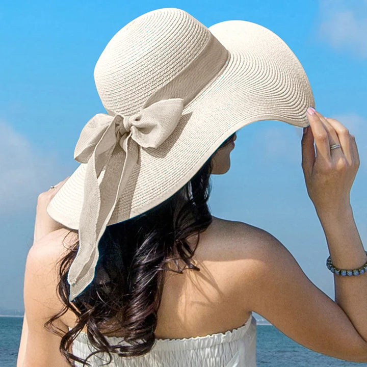 Elegant Panama hat med bred skygge, bueknude og stråmateriale. Perfekt til stilfuld solbeskyttelse på solrige dage.