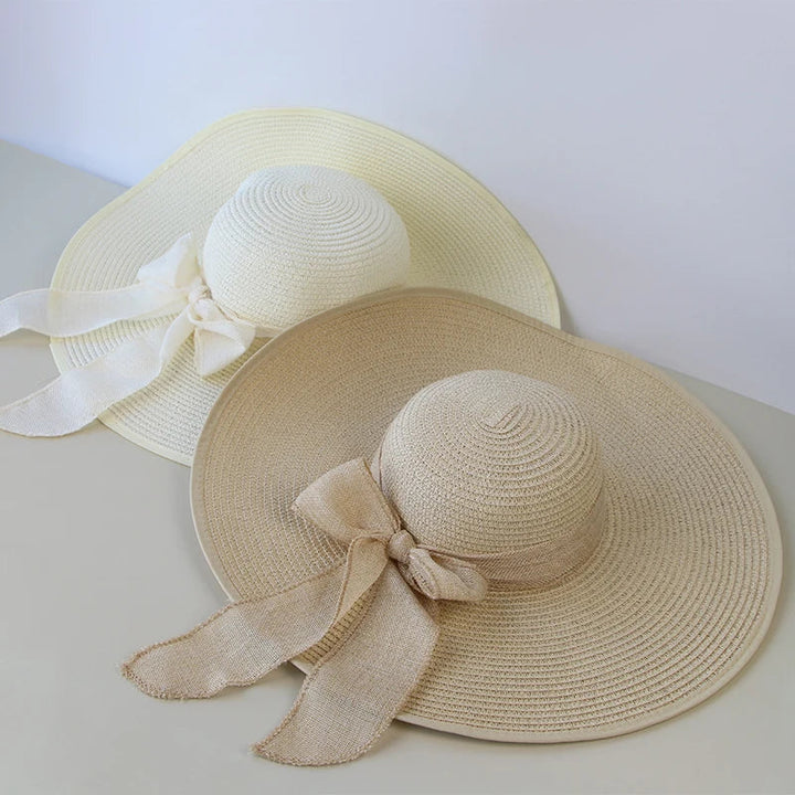 Elegant Panama hat med bred skygge, bueknude og stråmateriale. Perfekt til stilfuld solbeskyttelse på solrige dage.