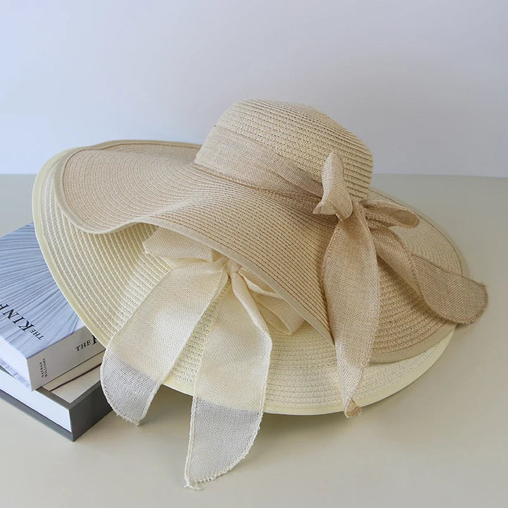 Elegant Panama hat med bred skygge, bueknude og stråmateriale. Perfekt til stilfuld solbeskyttelse på solrige dage.