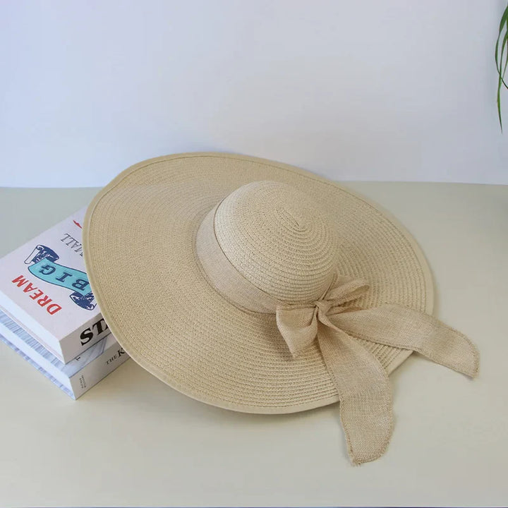 Elegant Panama hat med bred skygge, bueknude og stråmateriale. Perfekt til stilfuld solbeskyttelse på solrige dage.