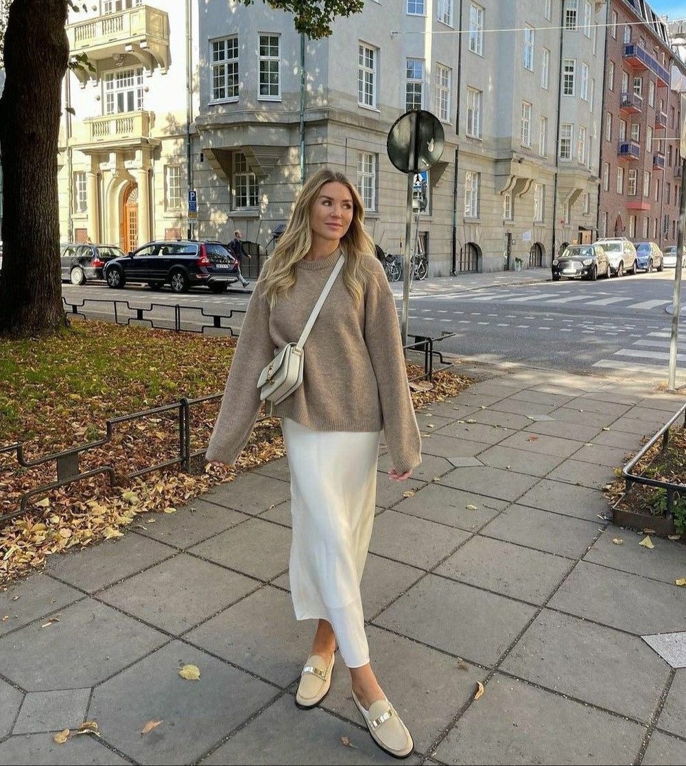 Elegant maxi nederdel med høj talje og flydende pasform, velegnet til foråret og forskellige anledninger. Model bærer nederdelen i en lys nuance.