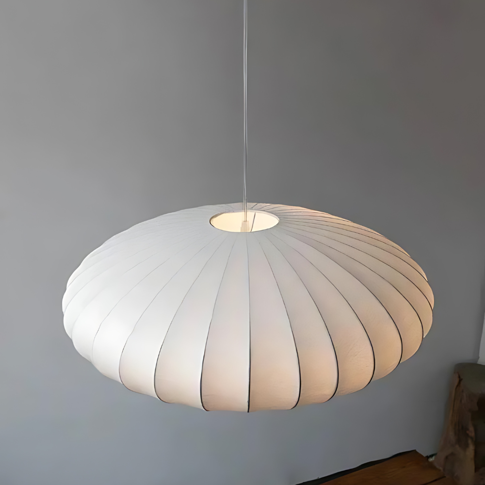 Minimalistisk SIGRID loftlampe i transparent glas. Perfekt til elegant indretning i stuen eller soveværelset.
