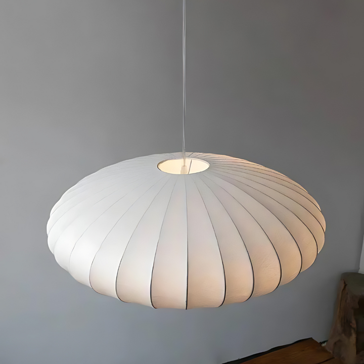 Minimalistisk SIGRID loftlampe i transparent glas. Perfekt til elegant indretning i stuen eller soveværelset.