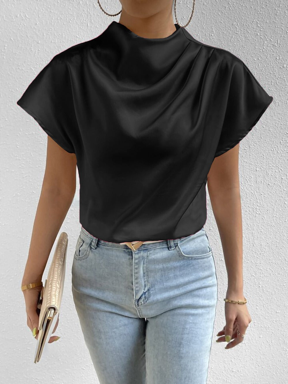 Alsidig elegant damebluse. Skinnende stof, høj hals, korte ærmer. Passer til både fest og hverdag.