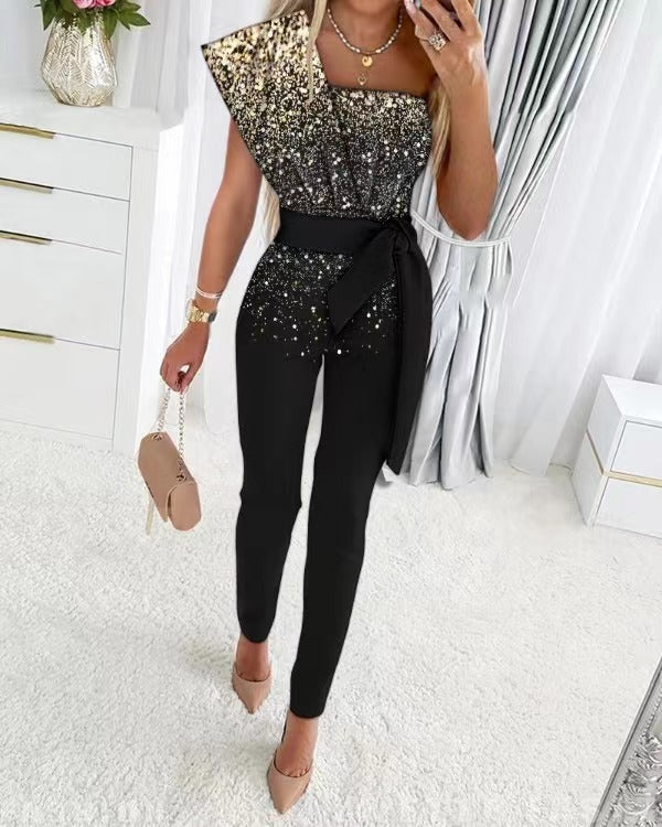 Glitrende pink dame jumpsuit med one shoulder design. Elegant festtøj for en aften i byen.