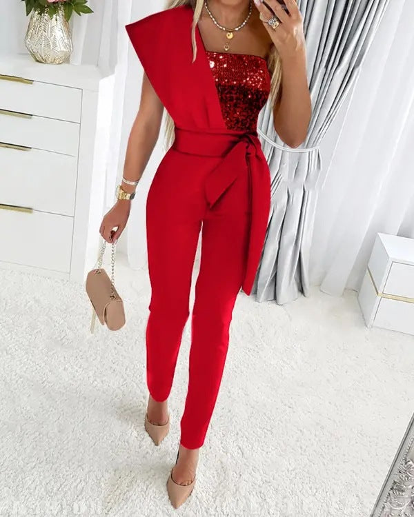 Kvinders elegante jumpsuit i rød med glitrende detaljer og one shoulder. Til fest og aftenbrug.
