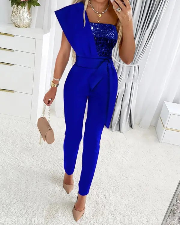 Smuk pink one shoulder jumpsuit til damer. Glitrende design for en elegant aften.