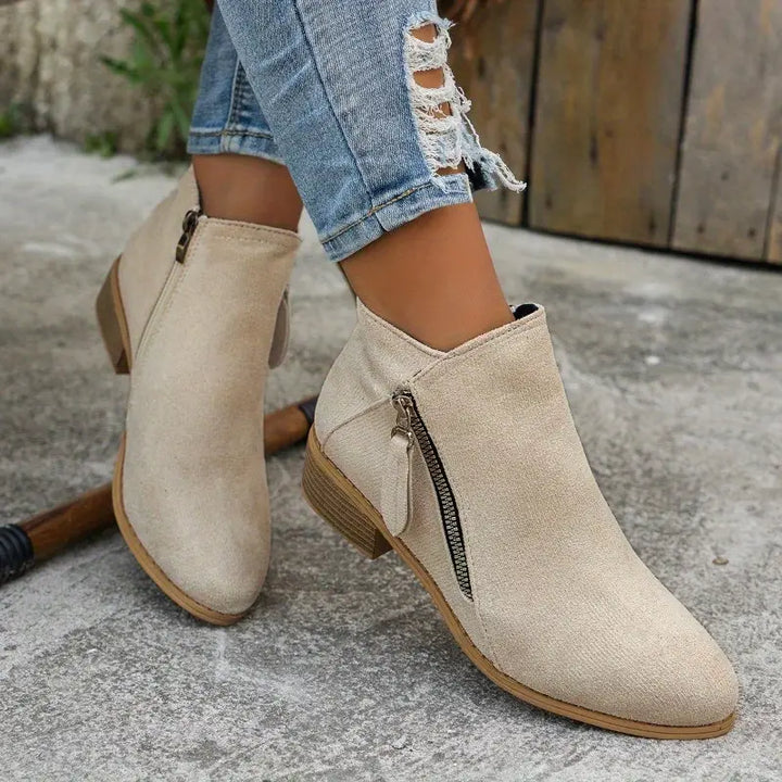 "Elegant, sort dame støvle med lynlås og høj hæl. Stilfuldt design til hverdagsbrug og festlige anledninger."