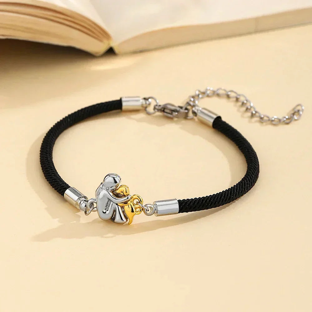 Justerbart damearmbånd med guld charms. Sort elegant armbånd, perfekt gaveide til både hverdag og fest.