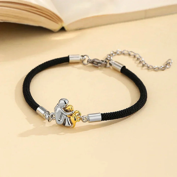 Justerbart damearmbånd med guld charms. Sort elegant armbånd, perfekt gaveide til både hverdag og fest.