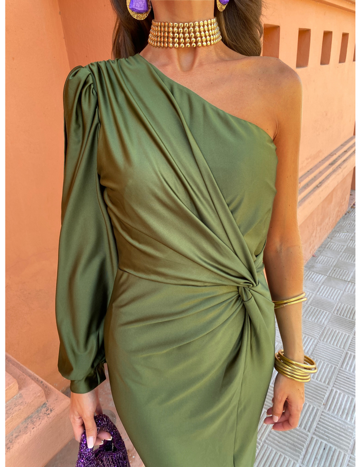 Elegant sort maxikjole til dame. Lang aftenkjole med flatterende pasform til galla og bryllup.