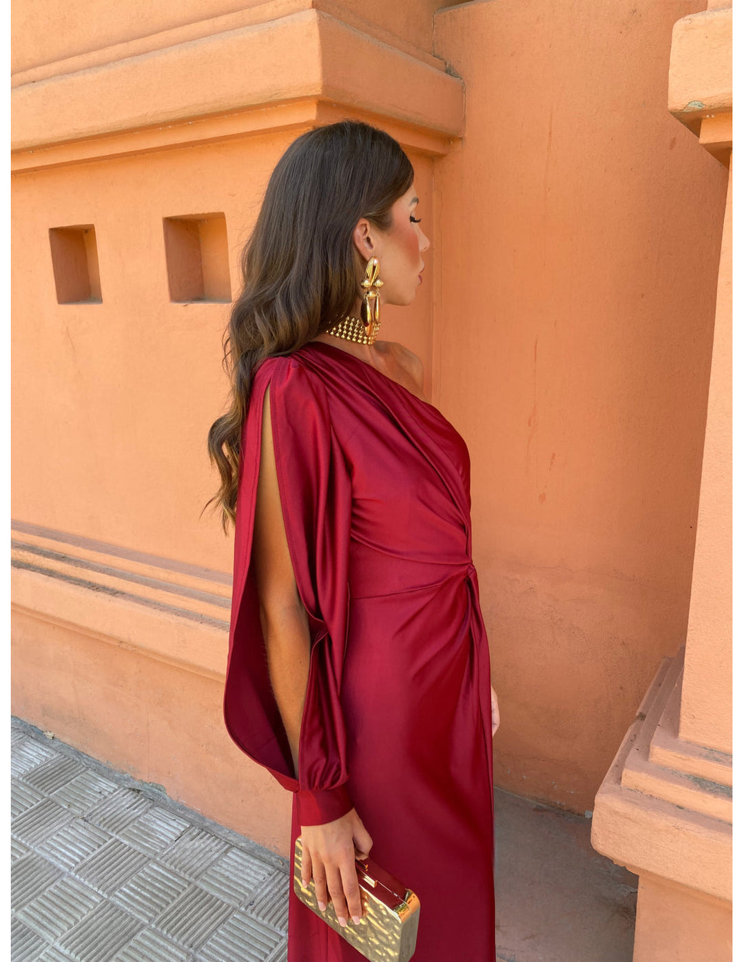 Sort elegant maxikjole, lang og flatterende. Ideel til galla, fest eller formelle begivenheder.