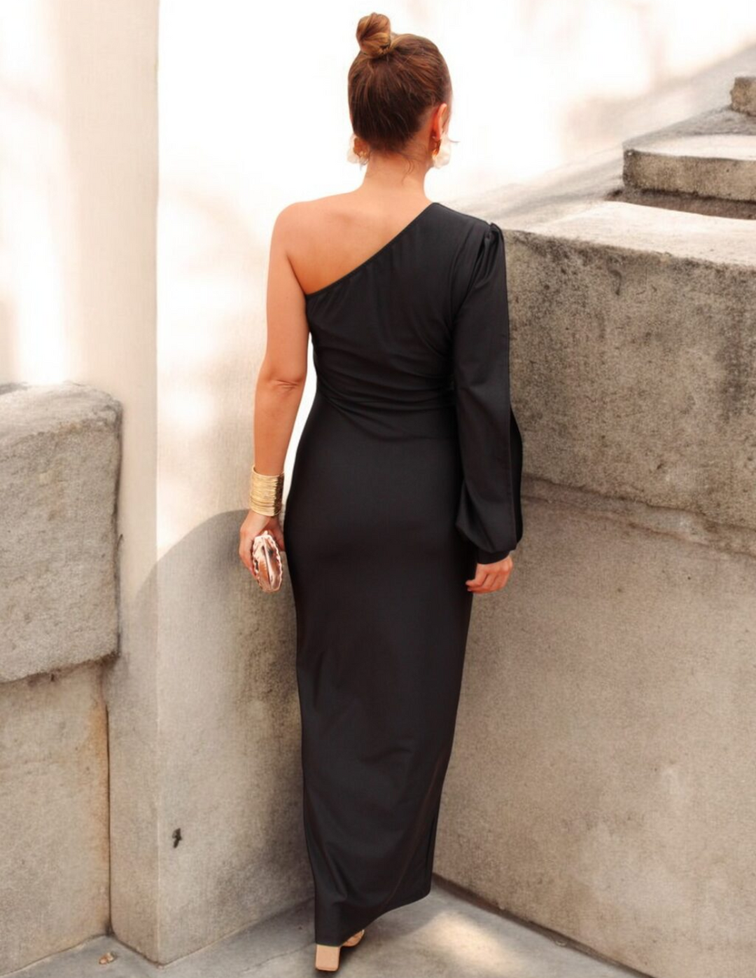 Elegant lang maxikjole med draperinger. Flatterende festkjole til dame, perfekt til galla.