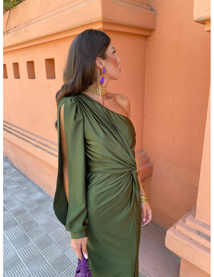 Galla maxikjole med sofistikeret udtryk. Lang festkjole til dame, flatterende og elegant stil.
